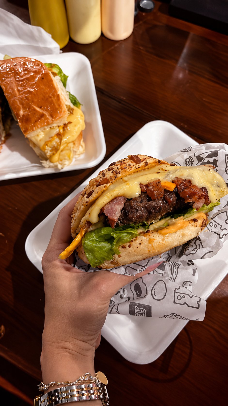Hambúrguer da Sapo Burg's servido no local